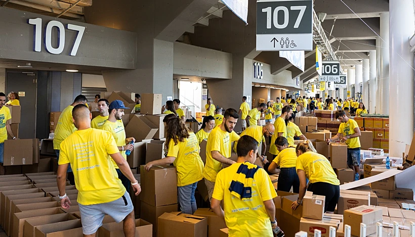 מתנדבי עמותת ''אחים לסמל'' במבצע אריזת המזון