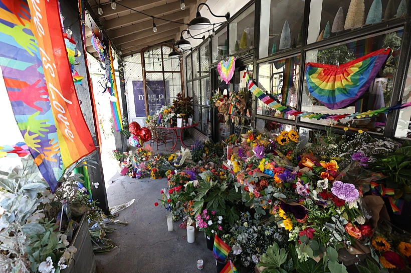 אנדרטה מאולתרת לזכרה של לורה אן שנורתה למוות לאחר שתלתה דגל גאווה בחנות שבבעלותה