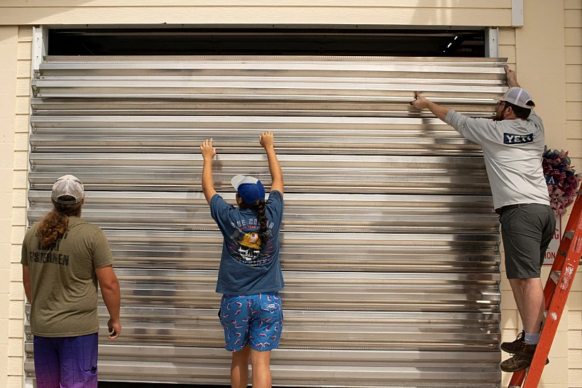 תושבי פלורידה ממגנים את עצמם לקראת הגעת הוריקן ''אידיליה'' לחופי פלורידה