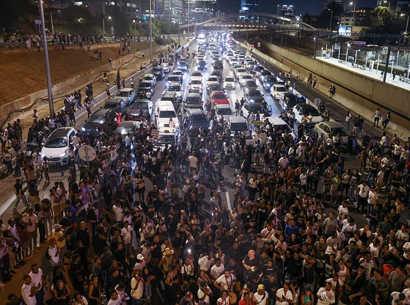 מחאת ''צדק לרפאל'': מפגינים צועדים על איילון