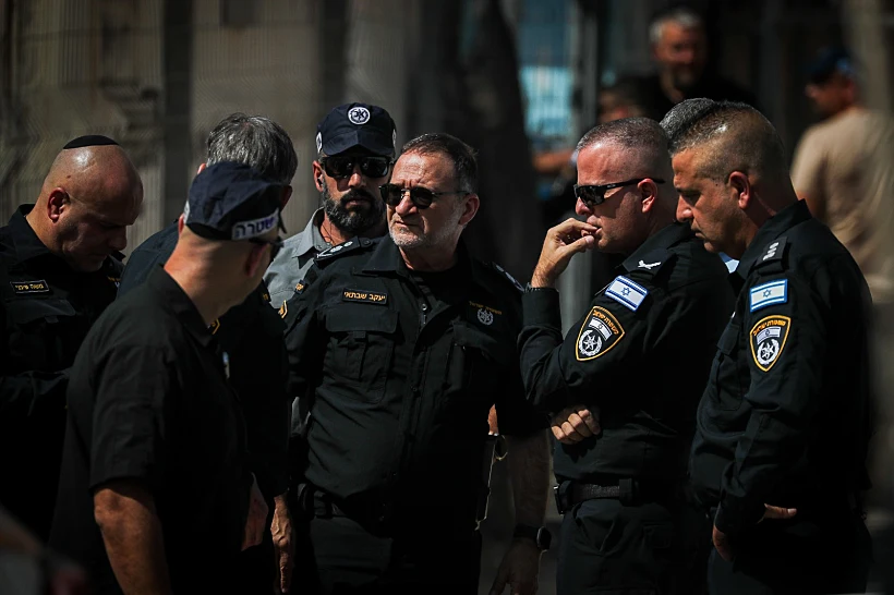 המפכ''ל קובי שבתאי בזירת פיגוע הדריסה במחסום מכבים