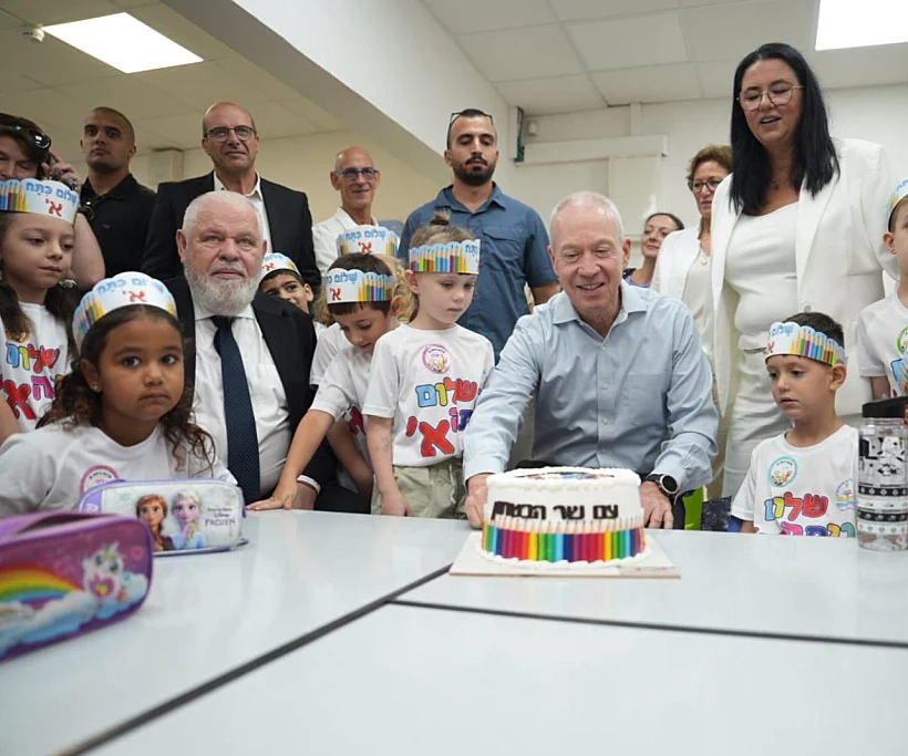 שר הביטחון יואב גלנט בביקור הבוקר בבי''ס בנוף הגליל, לצד ראש העיר רונן פלוט