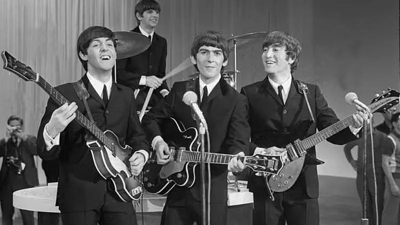 הביטלס בימיהם הגדולים ומקרטני עם הגיטרה האבודה בצד שמאל