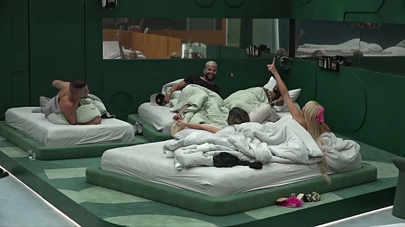 הדיירים בחדר השינה