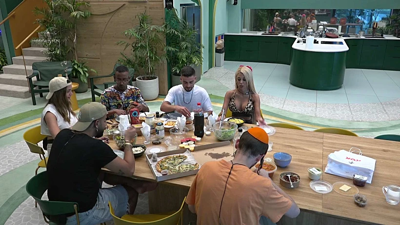 הדיירים אוכלים