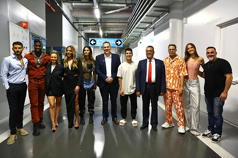 ''תחת כיפת השמיים''