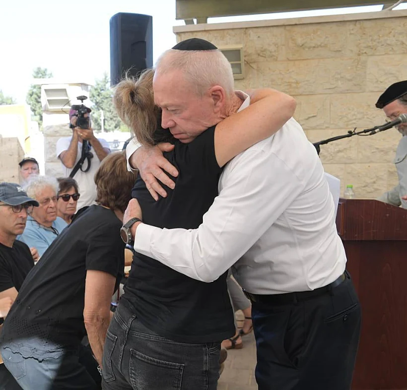 השר יואב גלנט בהלווייתו של שבתי שביט