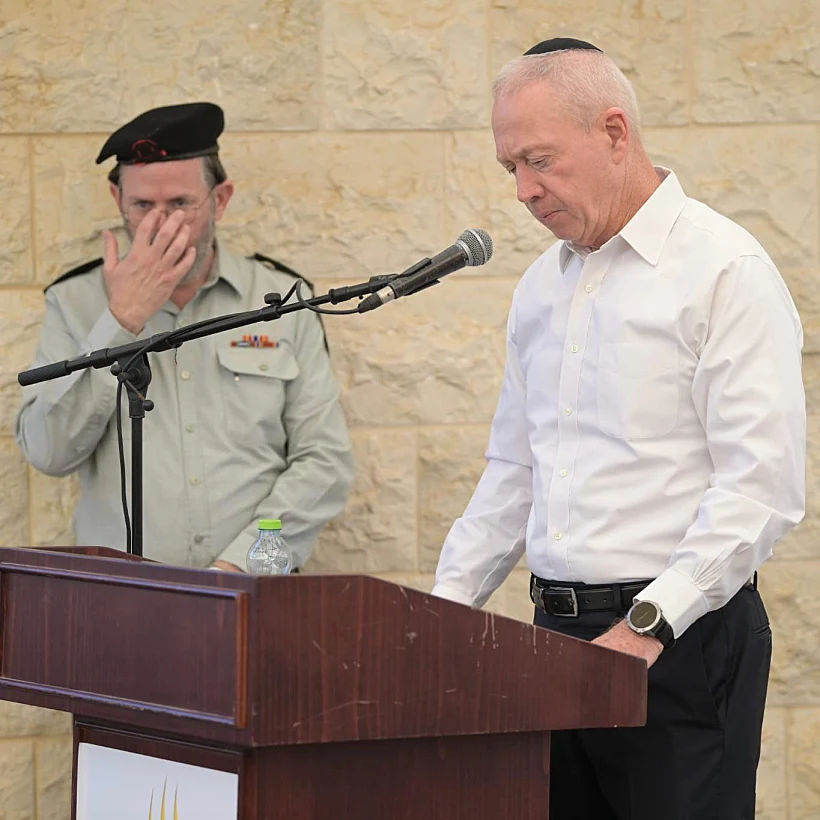 השר יואב גלנט בהלווייתו של שבתי שביט