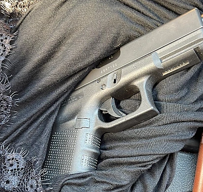 האקדח שנמצא בזירה