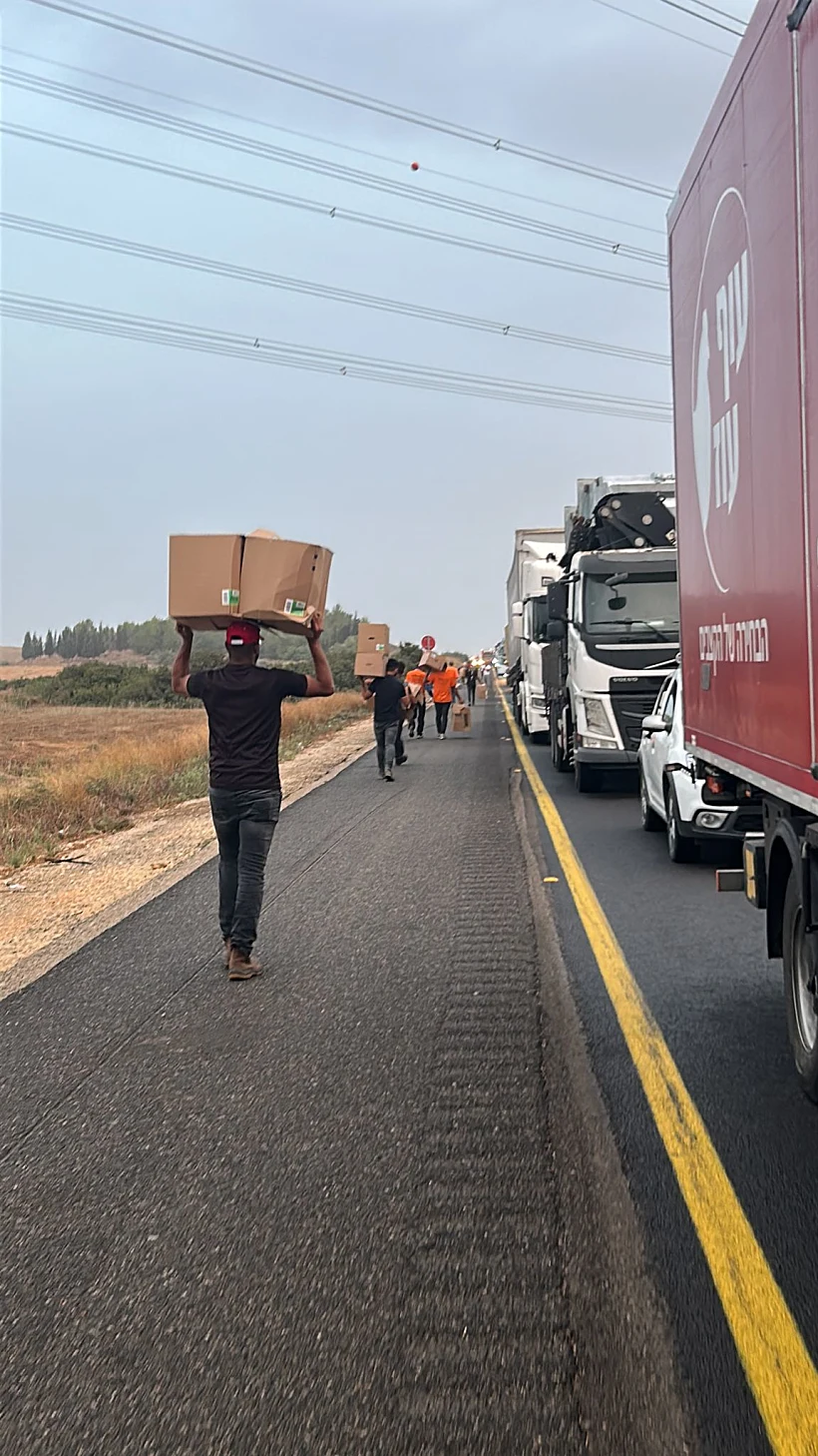 לוקחים סחורה מאחת המשאיות שהייתה מעורבת בתאונה בכביש 6