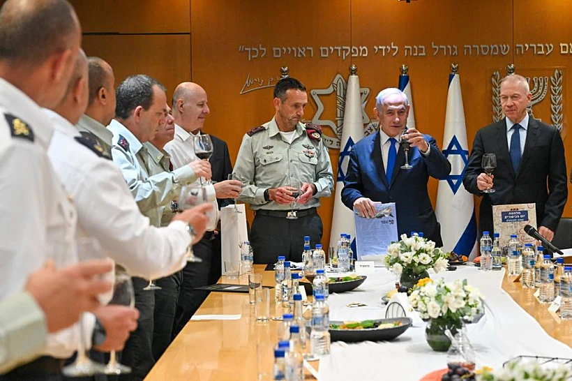 רה''מ נתניהו בהרמת הכוסית לחג לצד השר גלנט והרמטכ''ל הלוי