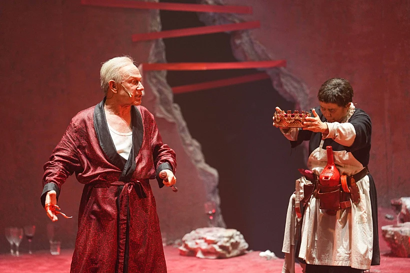 ''המלך עומד למות'', הצגה, תיאטרון, קרן מור