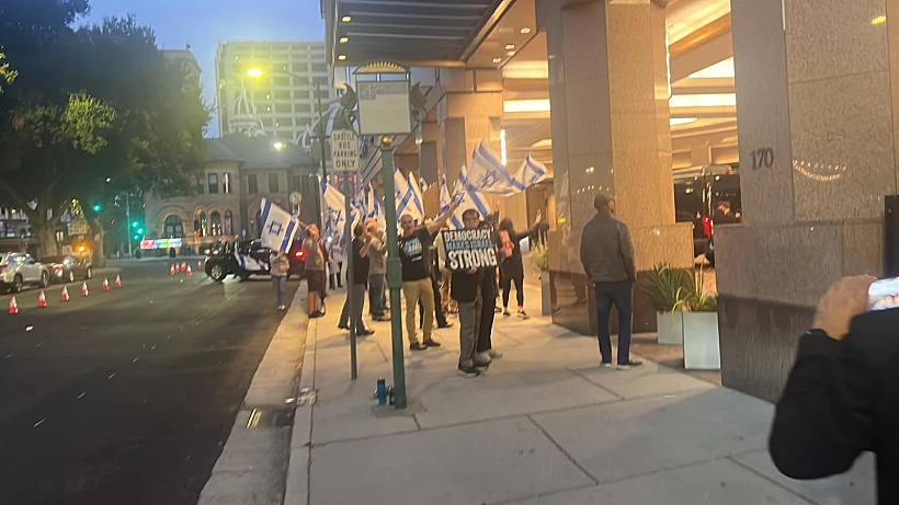 מוחים מחוץ למלון שבו יתאכסן נתניהו בקליפורניה