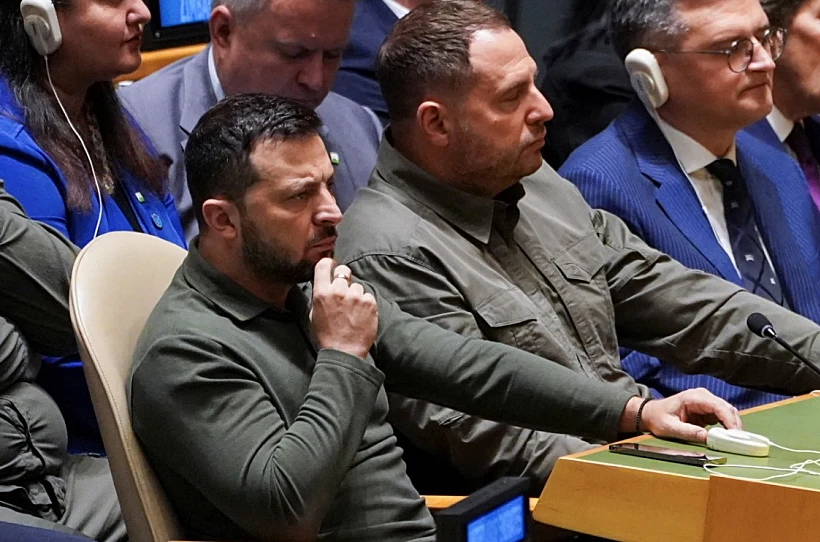 נשיא אוקראינה זלנסקי מאזין לנאום ביידן