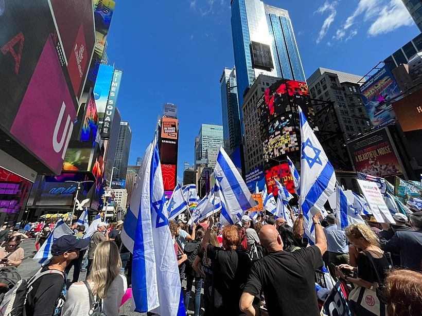 ההפגנה נגד המהפכה המשפטית בטיימס סקוור