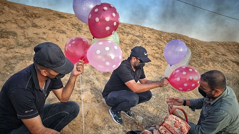 פלסטינים מפריחים בלוני תבערה ברצועת עזה