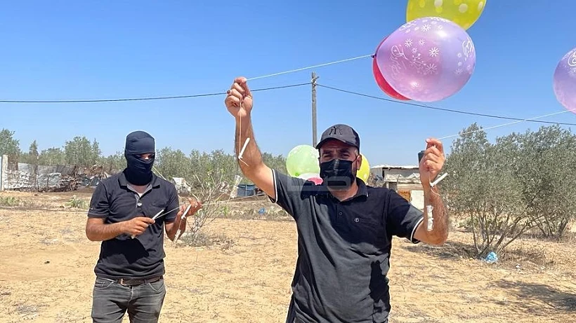 פלסטינים מפריחים בלוני תבערה היום בעזה