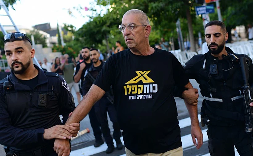 מפגין בכיכר דיזנגוף