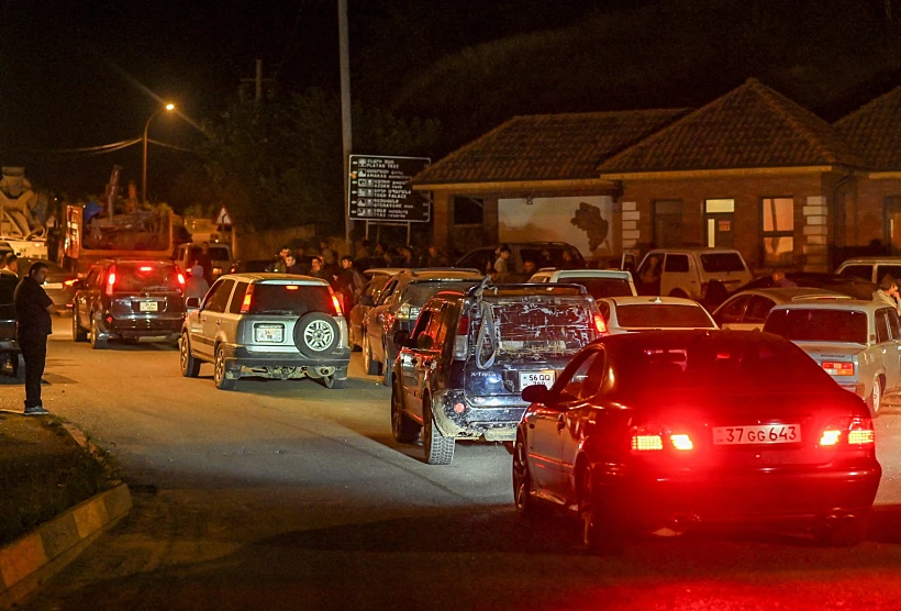 אזרחים עוזבים את נגורנו קרבאך