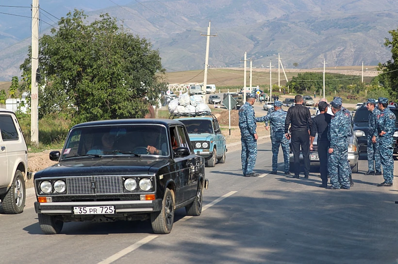 פליטים ארמנים עוברים מעבר גבול בקונידזור, ארמניה