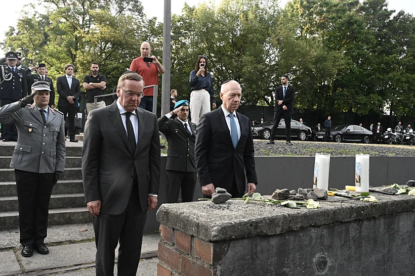 השר גלנט באנדרטת רציף 17 בברלין