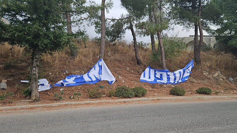 שלטי מחאה קרועים בנווה אטי"ב