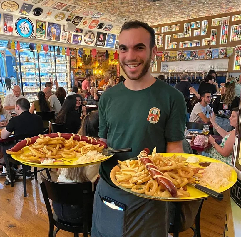 מלצר בית בירה