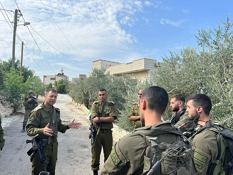 פיגוע אבני חפץ כפר שופה שומרון מפקד אוגדת יהודה ושומרון, תת-אלוף אבי בלוט, בזירת האירוע עם הלוחמים