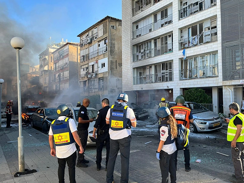כוחות ההצלה בבניין שנפגע מרקטה