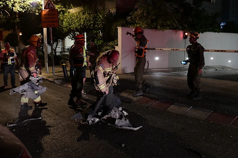 נפילת רסיס רקטה בגבעתיים מלחמה בעזה