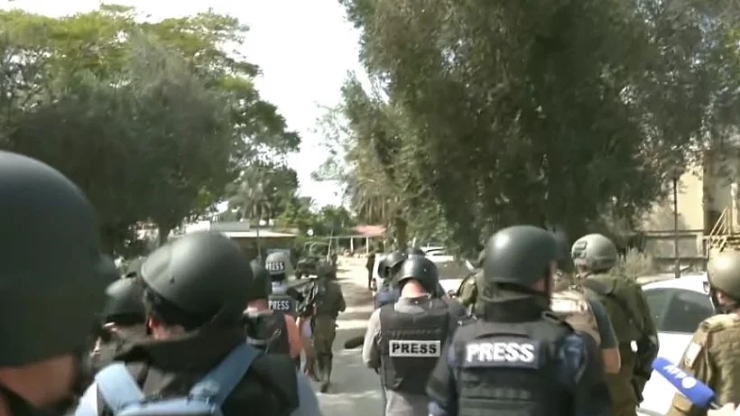 עיתונאים זרים נכנסים לכפר עזה