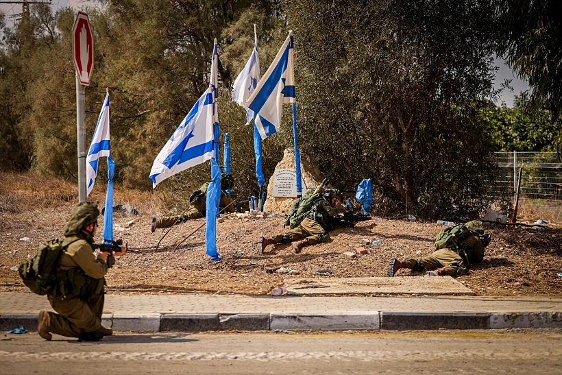 חיילים תופסים עמדה בקיבוץ כפר עזה, חרבות ברזל