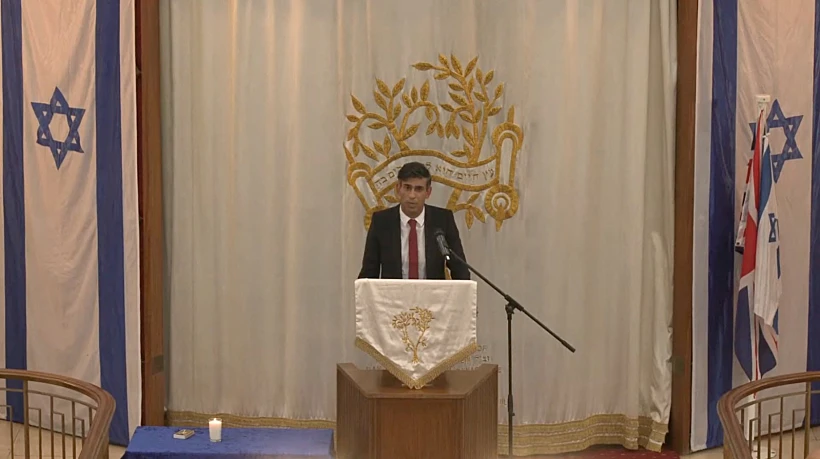 ראש ממשלת בריטניה סונאק נואם בבית כנסת בלונדון