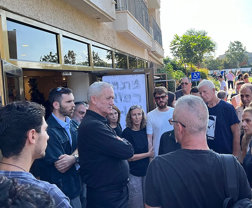 ח"כ בני גנץ בביקור מפונים מהעוטף