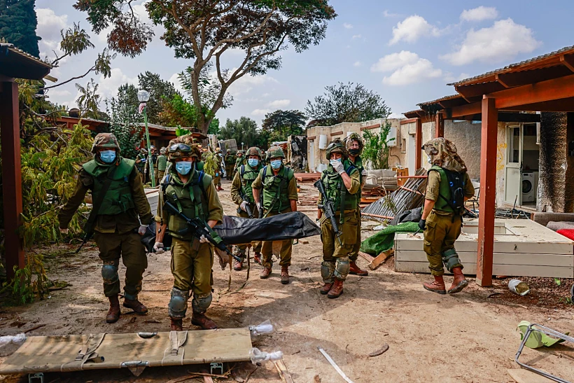 כוחות צה"ל מפנים גופות מקיבוץ כפר עזה
