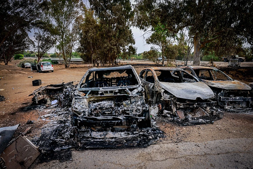 חרבות ברזל טבח טבע מכוניות שרופות באזור המסיבה בה נרצחו מאות ישראלים על ידי מחבלי חמאס שחדרו לישראל מעזה נובה