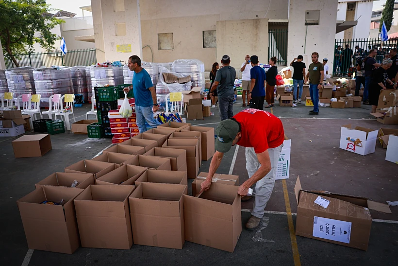 חרבות ברזל אזרחי ישראל אורזים תרומות של מזון ומצרכים עבור חיילי צה"ל ותושבי העוטף