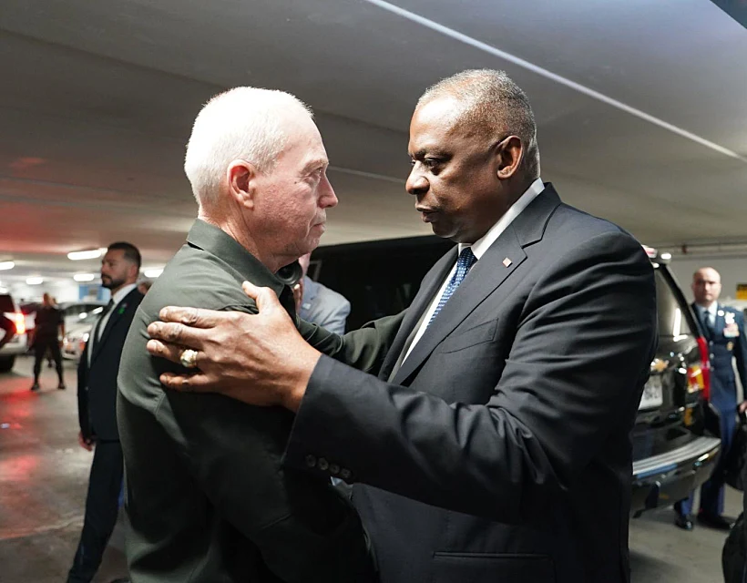 השר גלנט עם מזכיר ההגנה האמריקני לויד אוסטין בבור בקריה