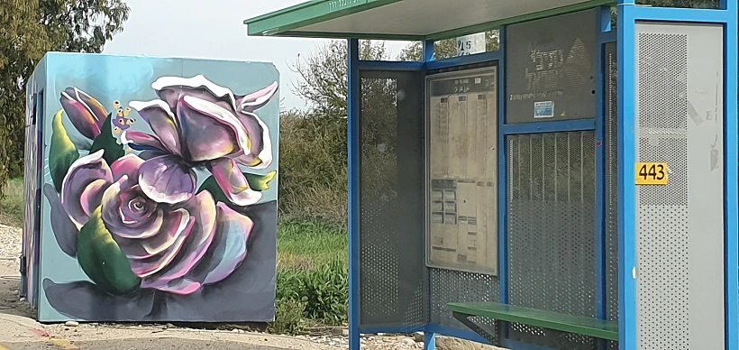 מיגונית לצד תחנת אוטובוס