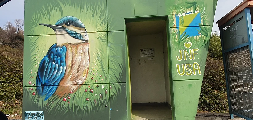 מיגונית לצד תחנת אוטובוס