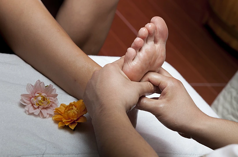 ההתרכזות בכף הרגל מעגנת אותנו לקרקע ותורמת לתחושת היציבות