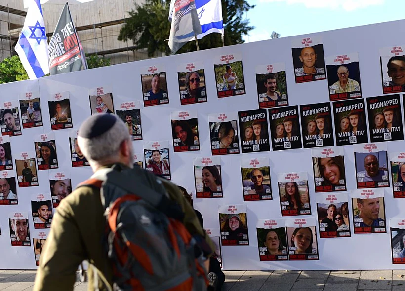קיר עם שמות החטופים בת"א