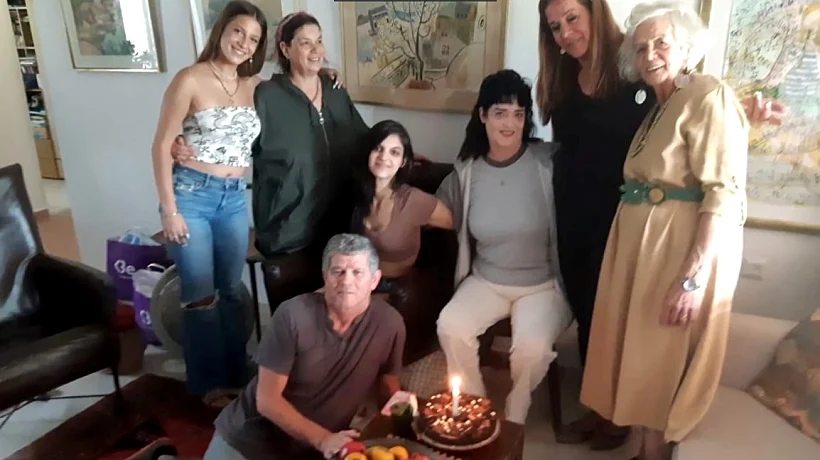 התמונה האחרונה של יהודית רענן ובתה נטלי עם בני משפחתן בנחל עוז