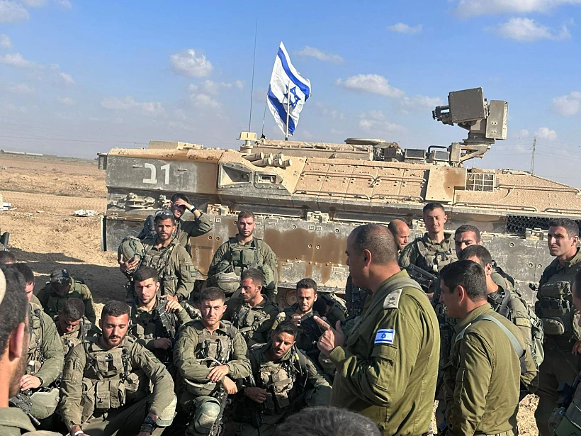 מפקד זרוע היבשה אלוף תמיר ידעי עם לוחמים בדרום