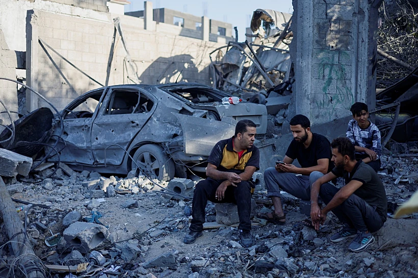 פלסטינים באזור בו תקף צה"ל בחאן יונס