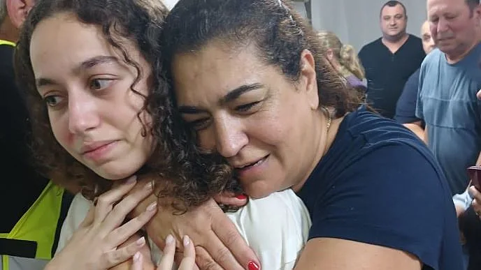 החיילת אורי מגידיש לאחר ששוחררה לביתה משבי חמאס