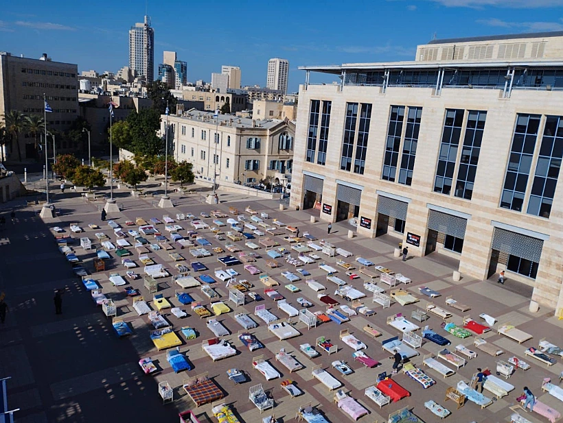 המיטות הריקות בכיכר ספרא בירושלים