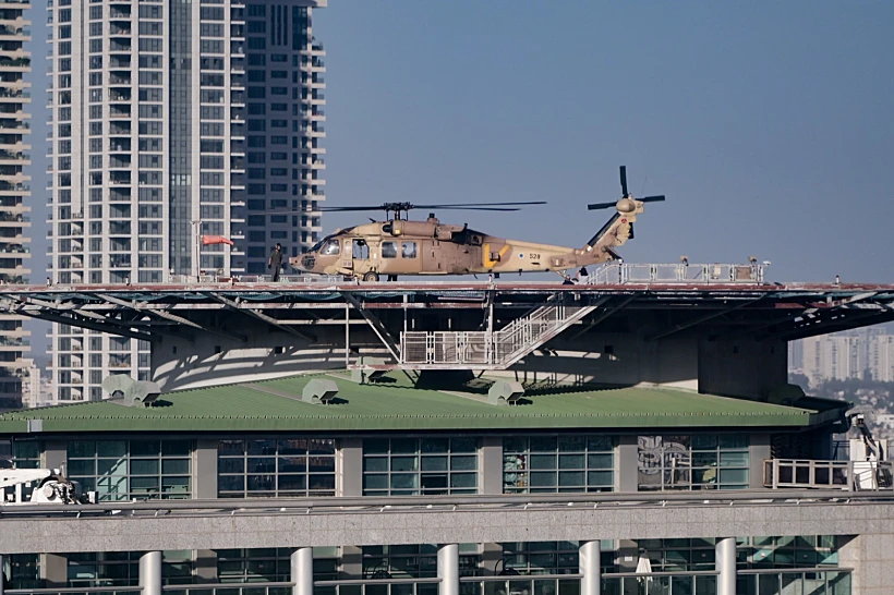 מסוק צה״ל מנחית לוחמים פצועים מעזה על גג ביה״ח איכילוב בת״א