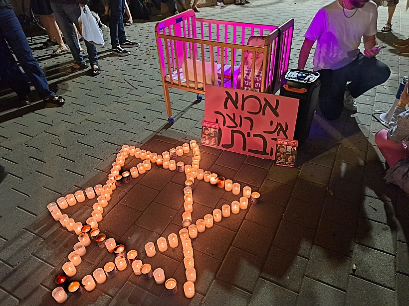 מייצג בעצרת להחזרת הילדים החטופים