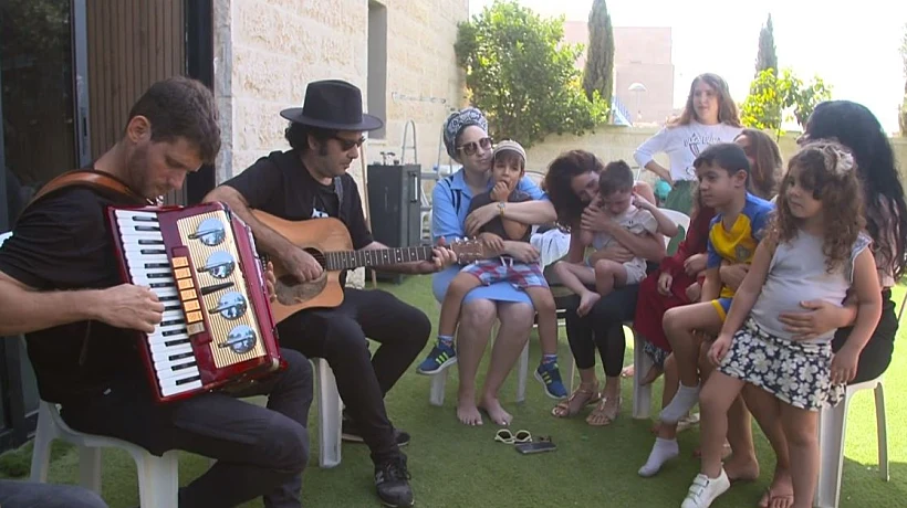 כנסיית השכל עם משפחתה של עמית מן